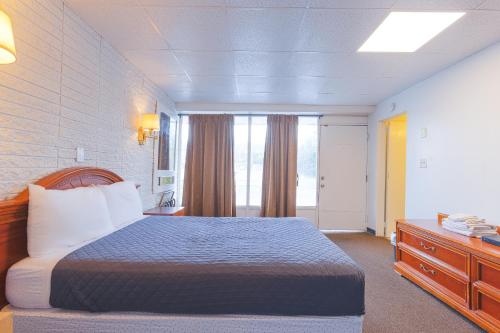 Ένα ή περισσότερα κρεβάτια σε δωμάτιο στο Sonrise Inn Lincoln Hwy By OYO