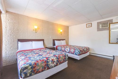 Ένα ή περισσότερα κρεβάτια σε δωμάτιο στο Sonrise Inn Lincoln Hwy By OYO