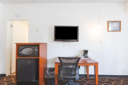 Μια τηλεόραση ή/και κέντρο ψυχαγωγίας στο Sonrise Inn Lincoln Hwy By OYO