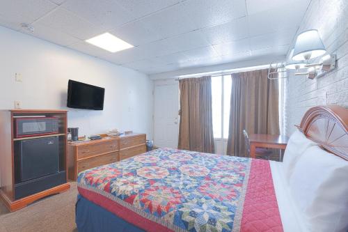 Μια τηλεόραση ή/και κέντρο ψυχαγωγίας στο Sonrise Inn Lincoln Hwy By OYO