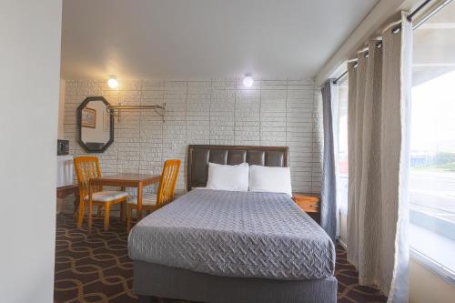 Ένα ή περισσότερα κρεβάτια σε δωμάτιο στο Sonrise Inn Lincoln Hwy By OYO