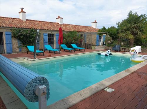 une piscine avec toboggan dans une maison dans l'établissement Gîte Pop Rock - La Note bleue, à Sainte-Radégonde-des-Noyers