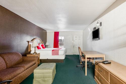 Μια τηλεόραση ή/και κέντρο ψυχαγωγίας στο OYO Hotel Bald Knob near Searcy AR