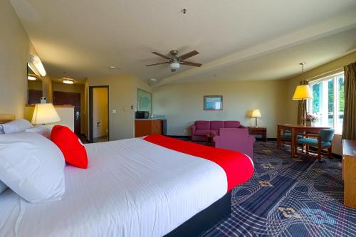 Katil atau katil-katil dalam bilik di Siletz Bay Beachfront Hotel by OYO Lincoln City