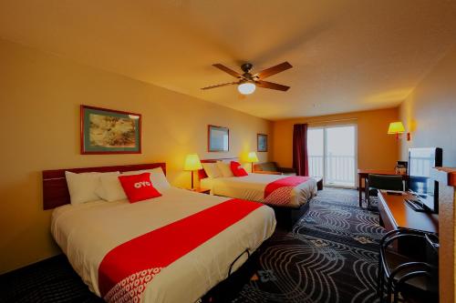 Katil atau katil-katil dalam bilik di Siletz Bay Beachfront Hotel by OYO Lincoln City