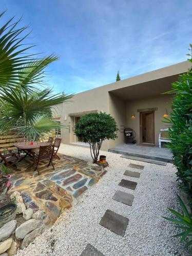 Stylish & idyllic Finca with private garden 5 min walking from South Beach Barcelona in Gava Mar