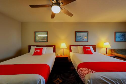 Katil atau katil-katil dalam bilik di Siletz Bay Beachfront Hotel by OYO Lincoln City