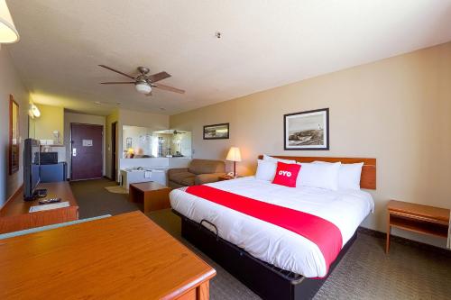 Katil atau katil-katil dalam bilik di Siletz Bay Beachfront Hotel by OYO Lincoln City