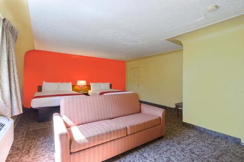 Χώρος καθιστικού στο OYO Hotel North Lima OH - Boardman