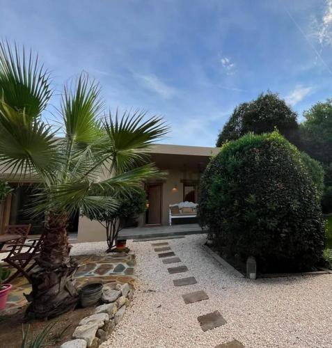 Stylish & idyllic Finca with private garden 5 min walking from South Beach Barcelona in Gava Mar