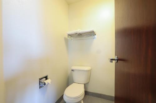 Bilik mandi di Siletz Bay Beachfront Hotel by OYO Lincoln City