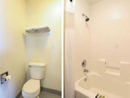 Bilik mandi di Siletz Bay Beachfront Hotel by OYO Lincoln City