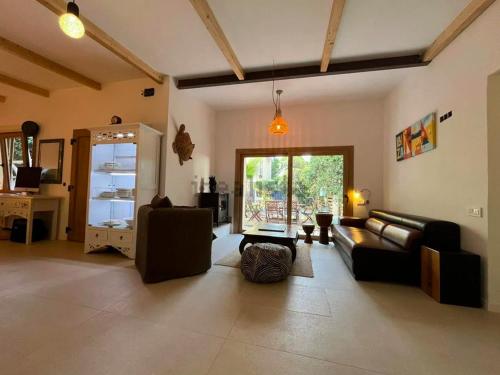 Stylish & idyllic Finca with private garden 5 min walking from South Beach Barcelona in Gava Mar
