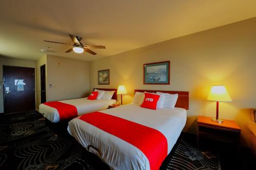 Katil atau katil-katil dalam bilik di Siletz Bay Beachfront Hotel by OYO Lincoln City