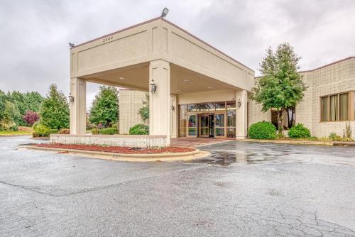 an empty parking lot in front of a building at OYO Hotel Burlington South in Burlington