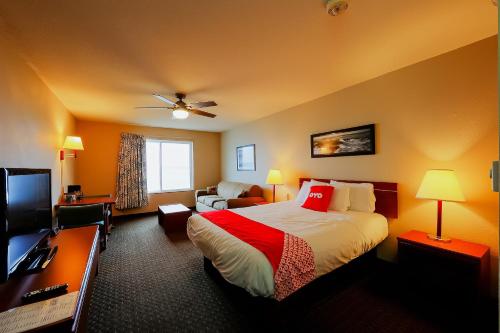 Katil atau katil-katil dalam bilik di Siletz Bay Beachfront Hotel by OYO Lincoln City