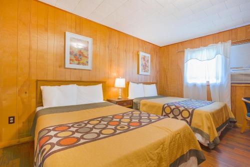 Postel nebo postele na pokoji v ubytování Parkside Motel by OYO Meadville Conneaut Lake