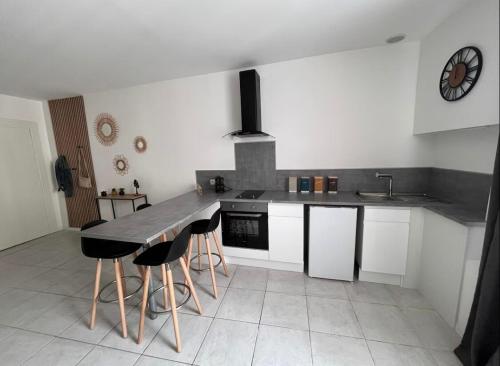 une cuisine avec une table et quelques chaises dans l'établissement Joli appartement sur Place de la Mairie, à Sète