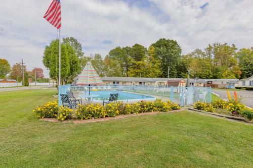 Kolam renang di atau dekat dengan Parkside Motel by OYO Meadville Conneaut Lake