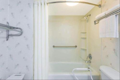Ένα μπάνιο στο Ashland Studio Inn Richmond North near Kings Dominion -Listing Partner