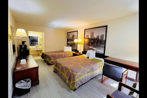 Ένα ή περισσότερα κρεβάτια σε δωμάτιο στο Ashland Studio Inn Richmond North near Kings Dominion -Listing Partner