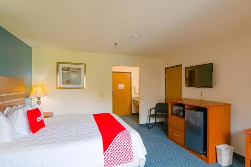 a hotel room with a bed and a tv at OYO Hotel Redwood Falls near Jackpot Casino in Redwood Falls