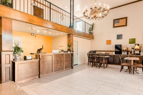 Kuchyň nebo kuchyňský kout v ubytování OYO Hotel Jefferson TX Hwy 59