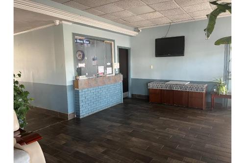 Μια τηλεόραση ή/και κέντρο ψυχαγωγίας στο Washington Motel by OYO