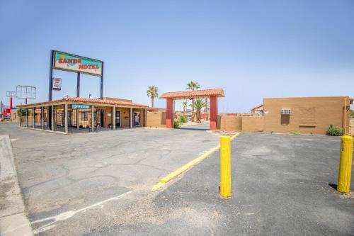 un estacionamiento vacío frente a una tienda en Sands Motel By OYO El Paso near Airport, en El Paso