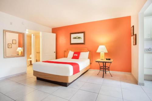 Postel nebo postele na pokoji v ubytování OYO Waterfront Hotel- Cape Coral Fort Myers, FL