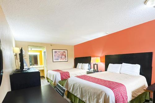 Letto o letti in una camera di Garden Inn & Suites