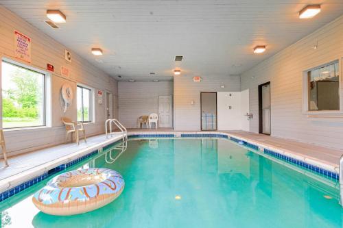 a swimming pool in a room with a swimming pool at Super Sleep Inn in Princeton