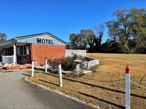 un motel con un cartel en el lateral de un edificio en Chesterfield Hotel by OYO Hwy 9, en Chesterfield