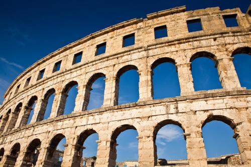 an image of the colosseum building at HI Hostel Pula in Pula