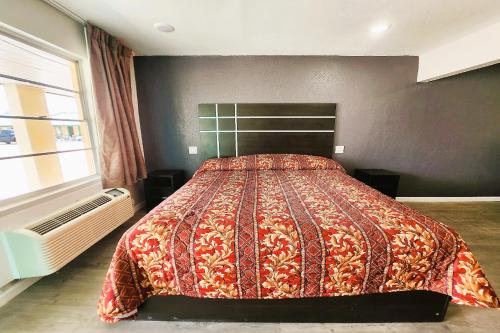 a bedroom with a large bed in a room at Travel Inn by OYO, Hwy 80 - Jackson in Jackson
