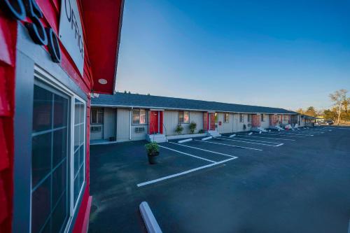 an empty parking lot in front of a motel at OYO Hotel Portland OR near Airport in Gresham
