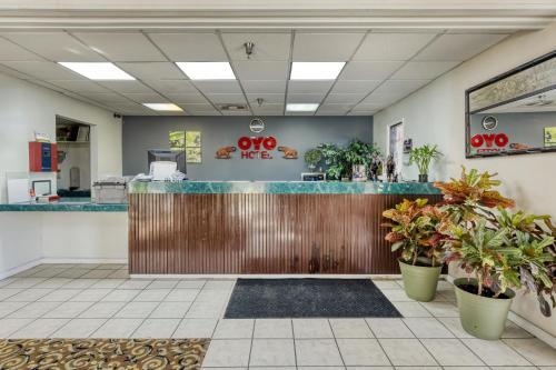 Ο χώρος του λόμπι ή της ρεσεψιόν στο OYO Hotel Grenada West