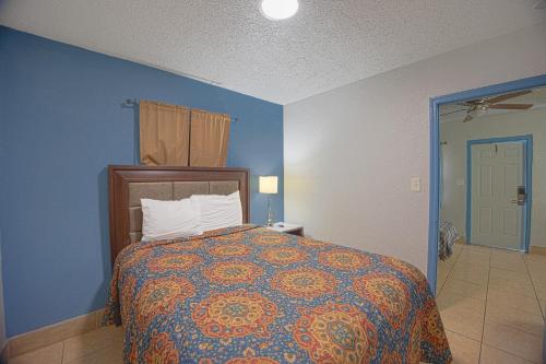 Postel nebo postele na pokoji v ubytování Aladdin Motel By OYO Merritt Island