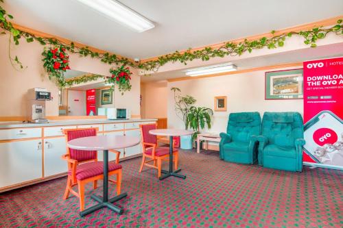 Posezení v ubytování OYO Hotel Durham West Hills