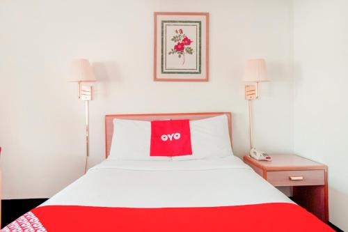 Una cama o camas en una habitación de OYO Hotel Durham West Hills