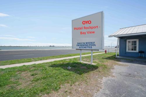 una señal para un motel junto a una pista de aterrizaje en OYO Hotel Rockport- Bay View, en Rockport