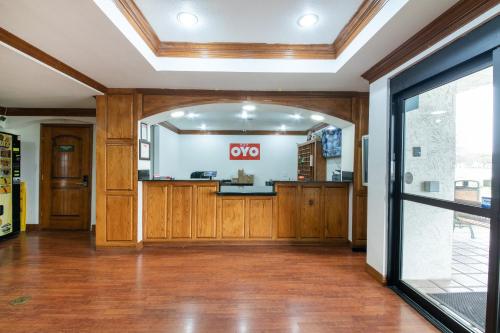 Vstupní hala nebo recepce v ubytování OYO Hotel Irving DFW Airport North