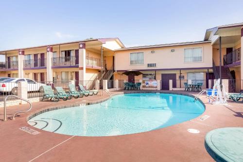 Bazén v ubytování OYO Hotel Texarkana North Heights AR Hwy I-30 nebo v jeho okolí