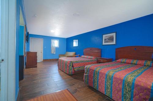 Postel nebo postele na pokoji v ubytování Monterrey Motel Padre Island, Corpus Christi BY OYO