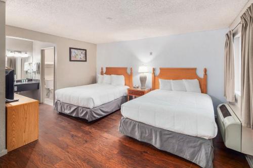 a hotel room with two beds and a television at Inn at Lake Washington By OYO I-405 in Renton