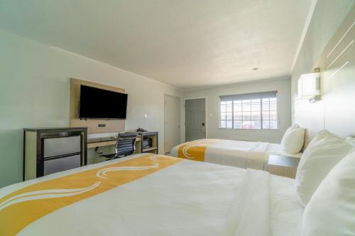 Postel nebo postele na pokoji v ubytování Pleasanton Executive Inn By OYO