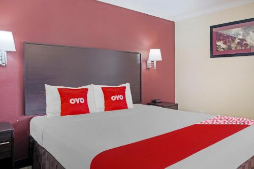Ένα ή περισσότερα κρεβάτια σε δωμάτιο στο OYO Hotel McAllen Airport South