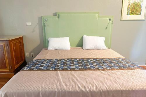 Letto o letti in una camera di Hahira Inn By OYO near Valdosta