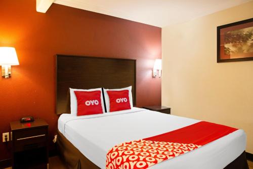 Ένα ή περισσότερα κρεβάτια σε δωμάτιο στο OYO Hotel McAllen Airport South