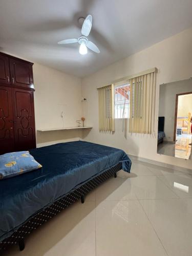 a bedroom with a bed and a ceiling fan at Linda casa Serras e Águas JOANÓPOLIS in Joanópolis